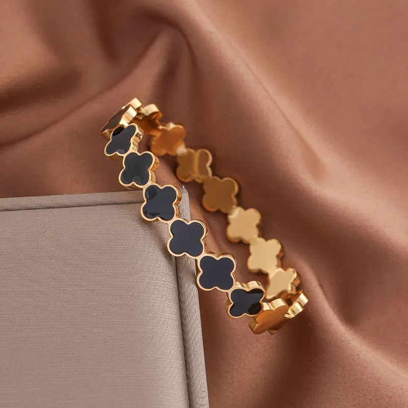 Brazalete con múltiples tréboles de Maxxine