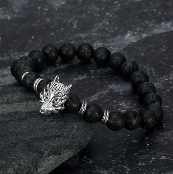 Pulsera de piedra de lava y cabeza de lobo gris elaborada por Asgard