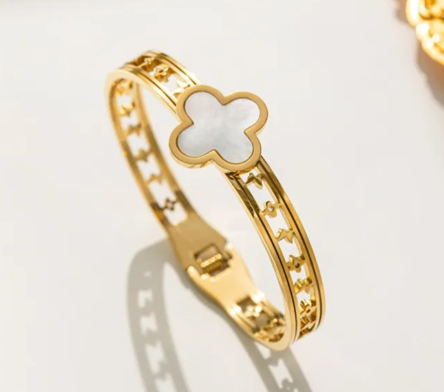 光彩夺目的三叶草手镯镀金珐琅花朵