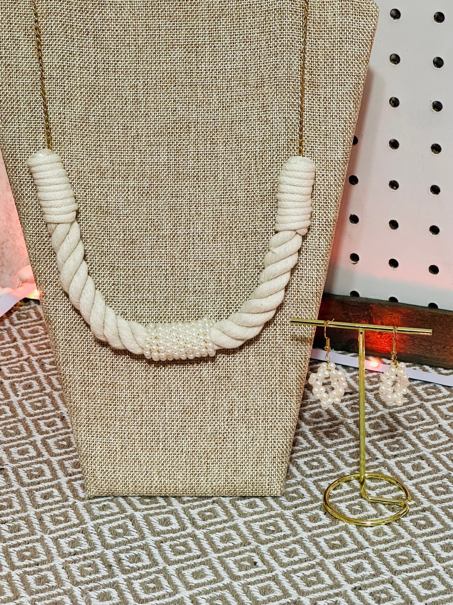 Conjunto de collar y pendientes adornados con algodón Unsolicited Compliment