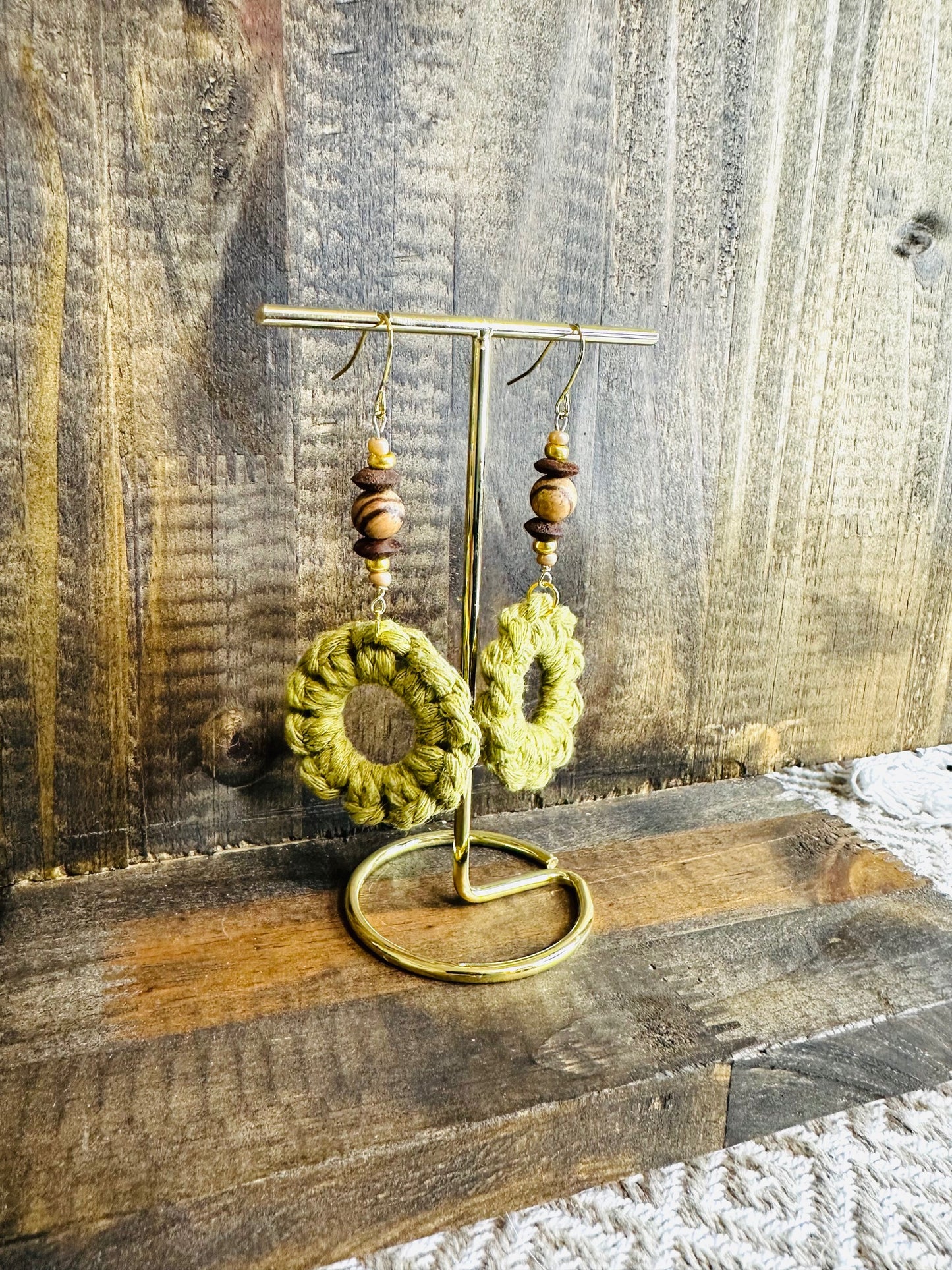 Knott Away Macrame 缀饰项链和耳环套装