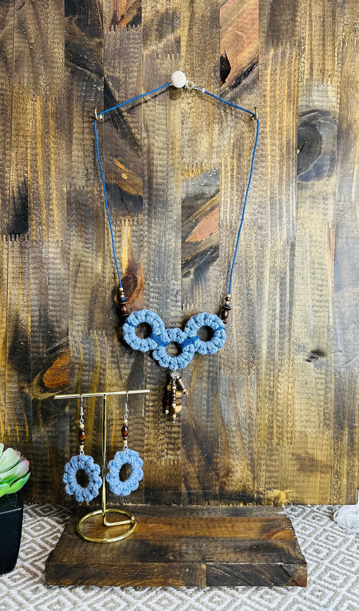 Conjunto de collar y pendientes exclusivos de Knott Denim