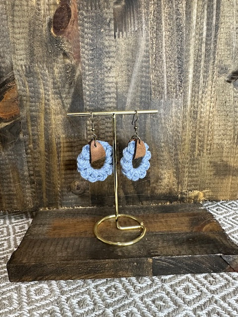 Pendientes hechos a mano de macramé y cuero