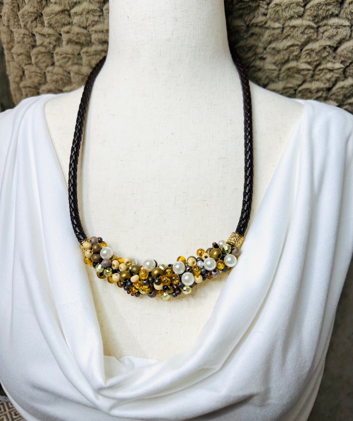 Collar único y adornado hecho a mano