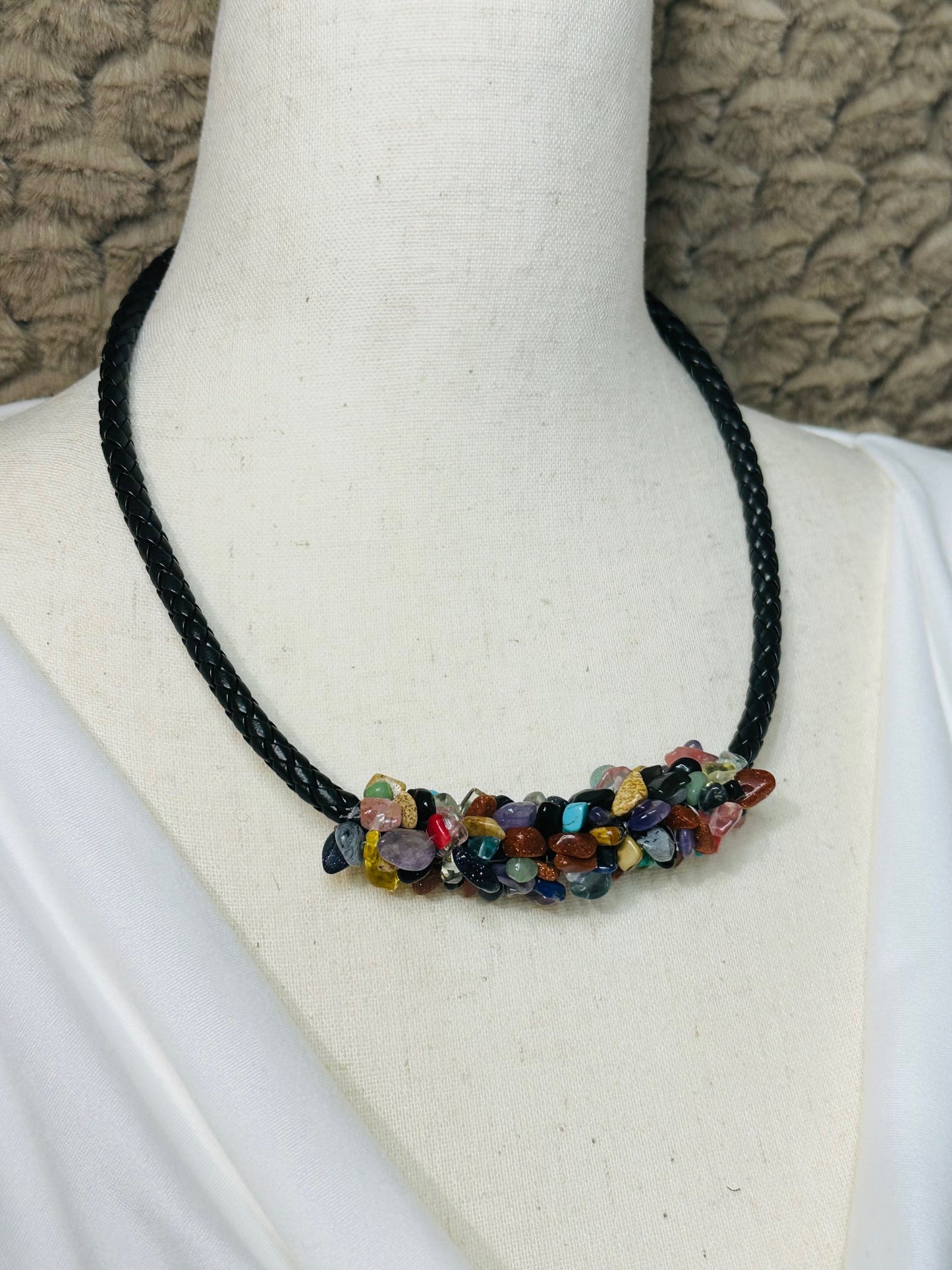 Collar único y adornado hecho a mano