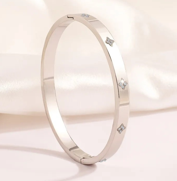 Brazalete con grabado de trébol bañado en oro blanco