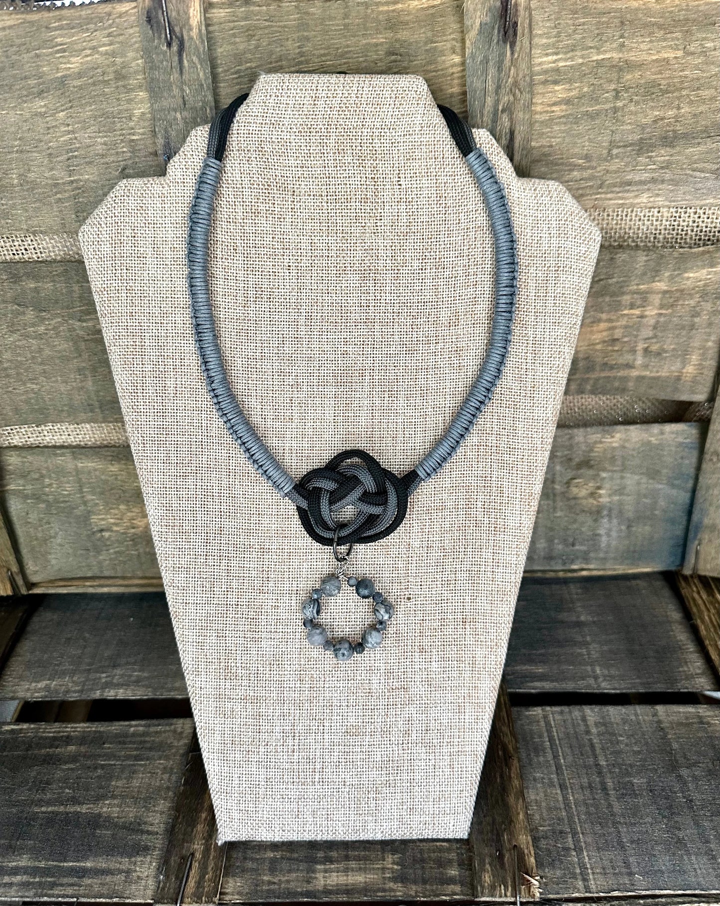 Paracord 花边设计项链点缀独特