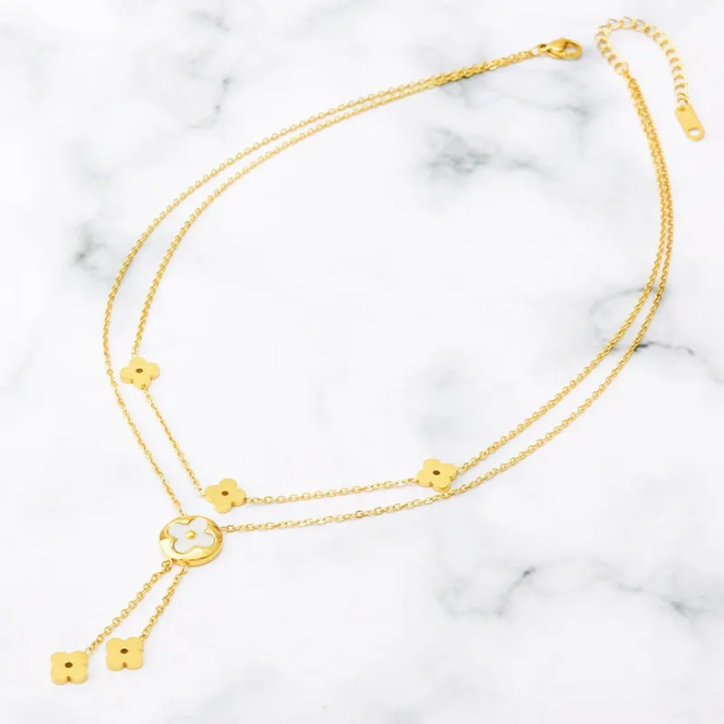 Collar en capas Clover Elegance de acero inoxidable duradero