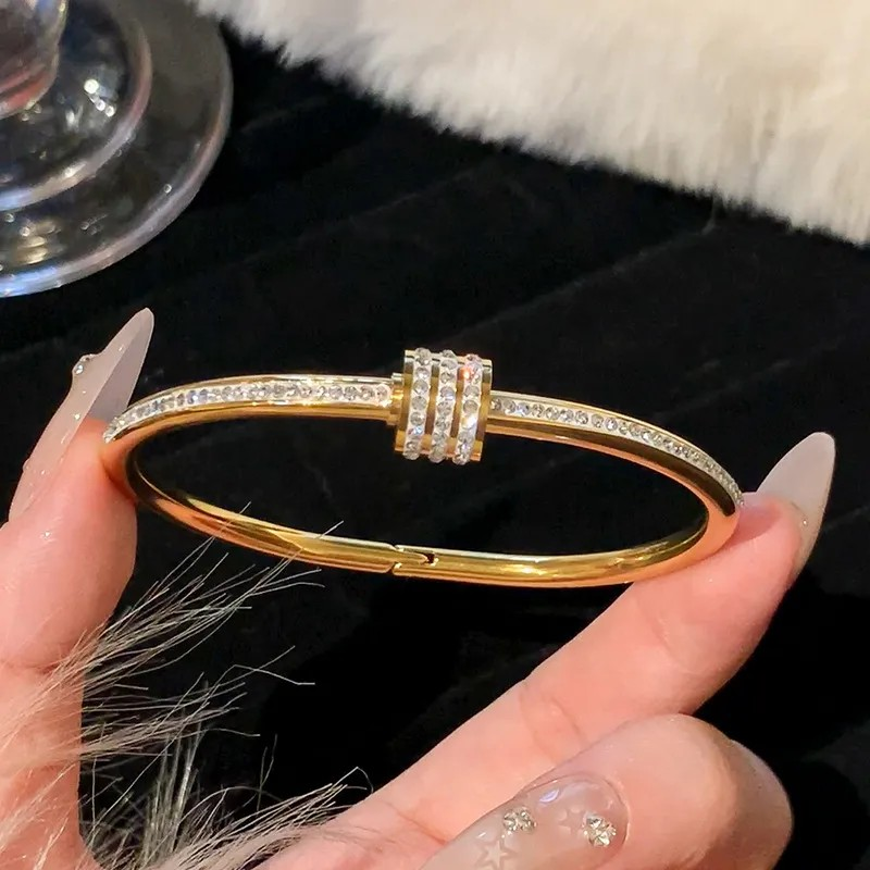 Brazalete de elegancia mística