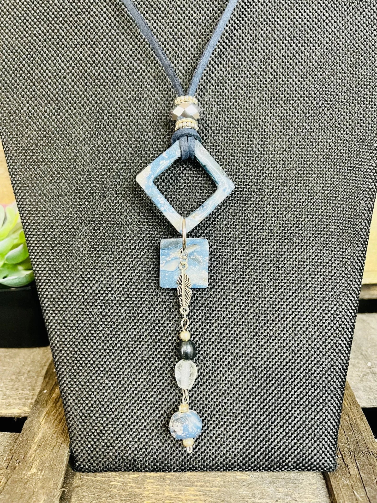 带珠子的装饰粘土吊坠,独特手工制作