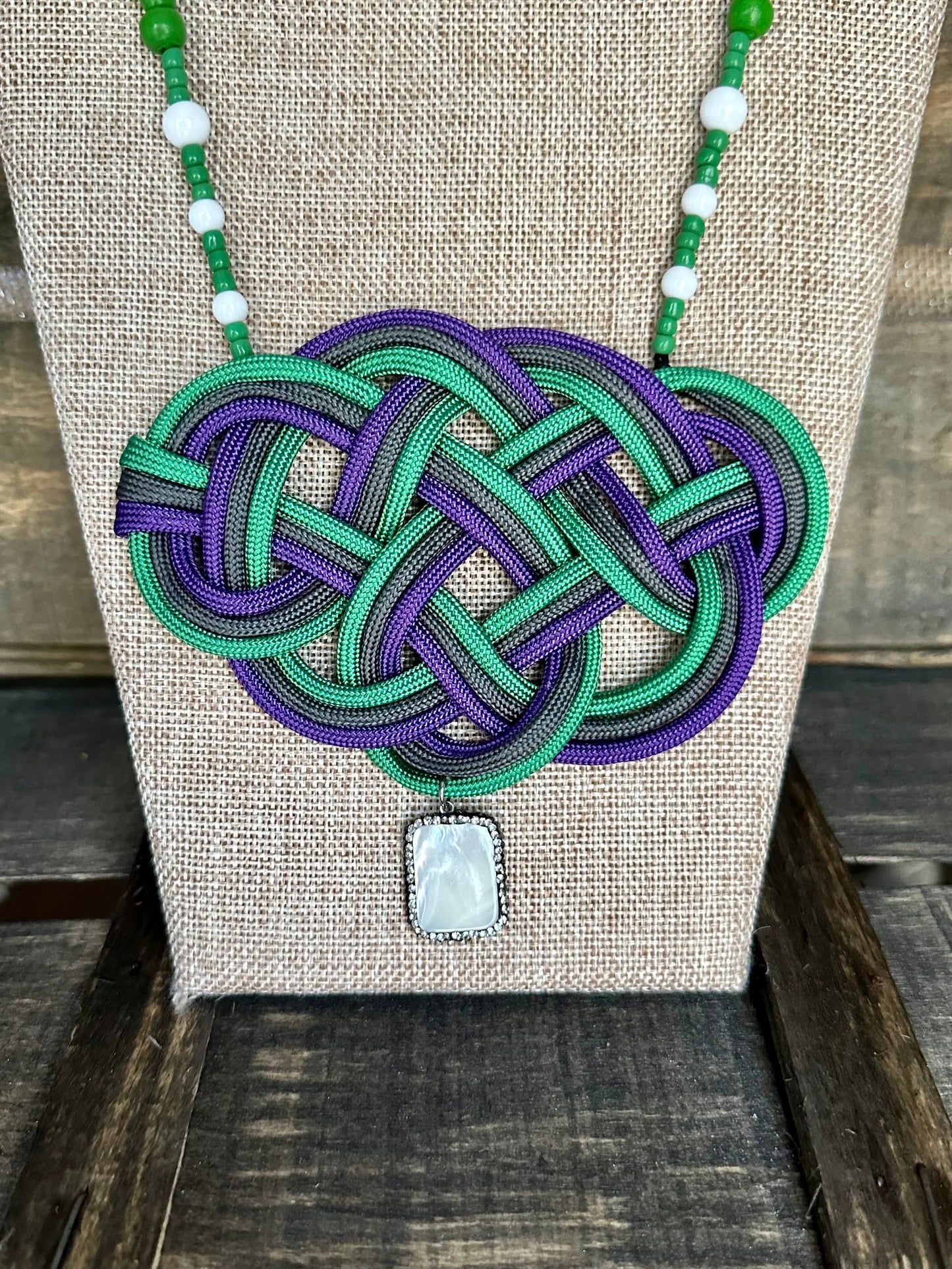 Collar de paracord hecho a mano con diseño atrevido