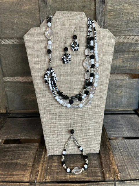 工匠制作的多层串珠项链、耳环和手链套装