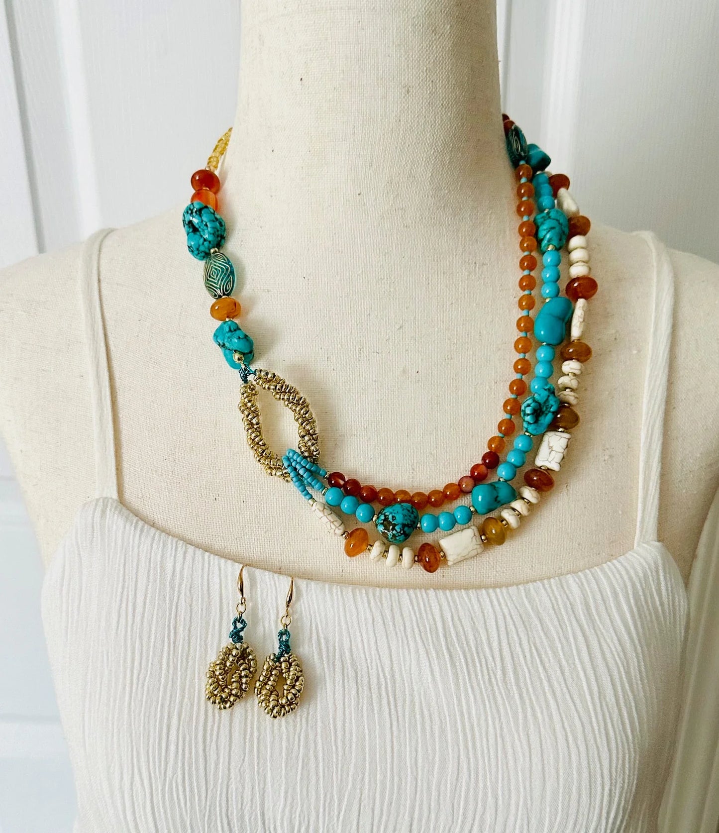 工匠制作的多层串珠项链和耳环套装