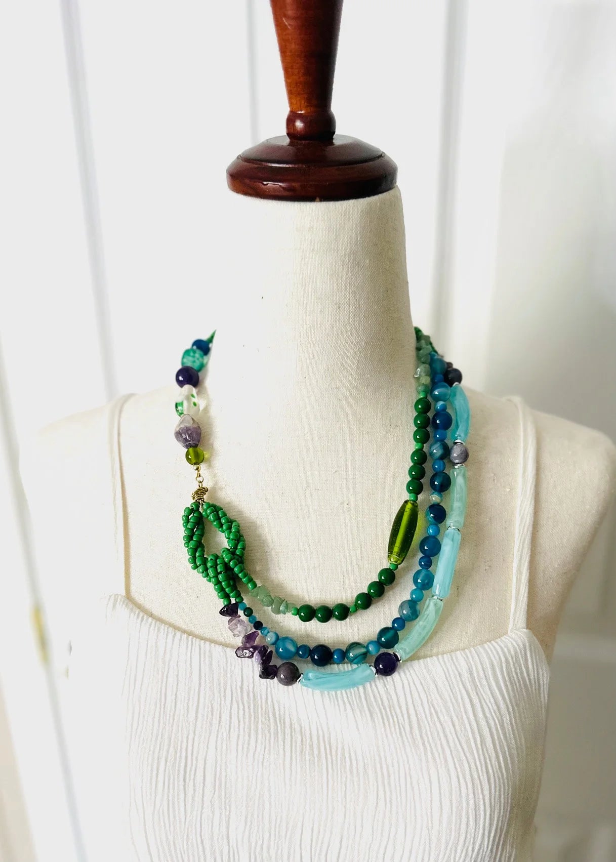 Conjunto de collar y pendientes de múltiples capas con cuentas adornadas y hechos a mano