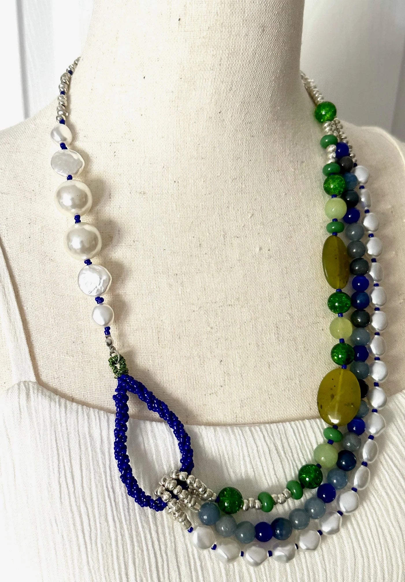 工匠制作的多层串珠项链和耳环套装