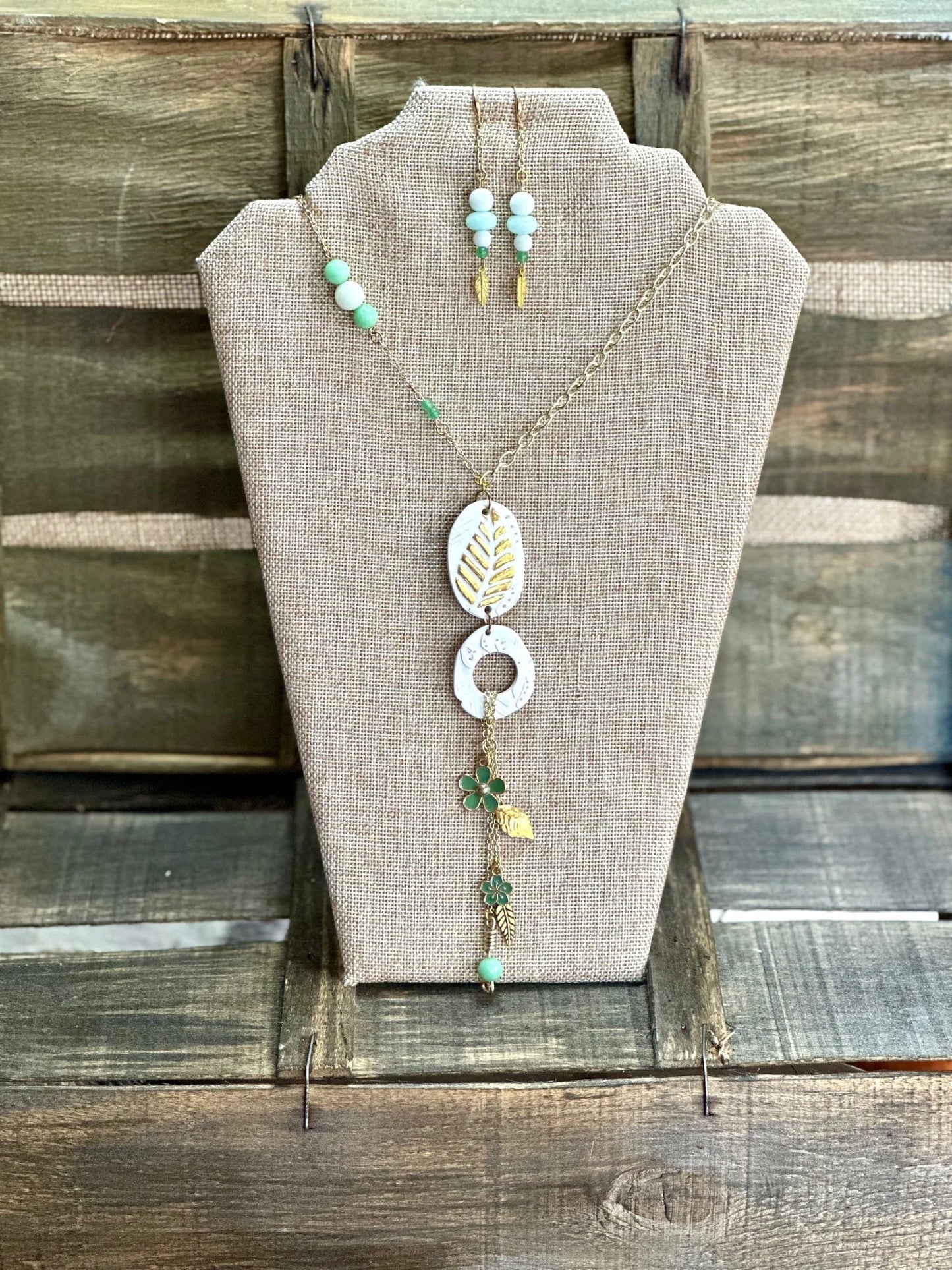 手工粘土和珠子装饰项链和耳环套装