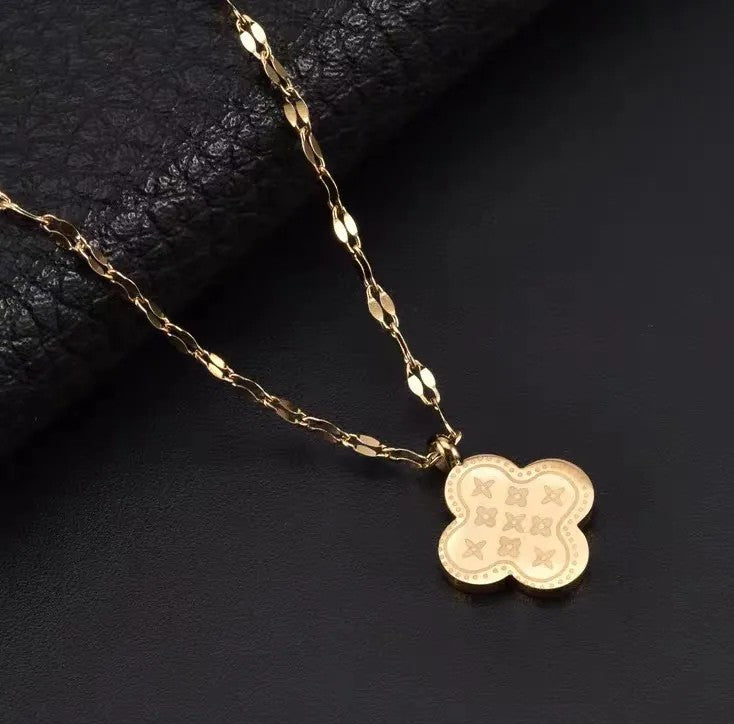 Delicado collar de trébol grabado en acero inoxidable duradero