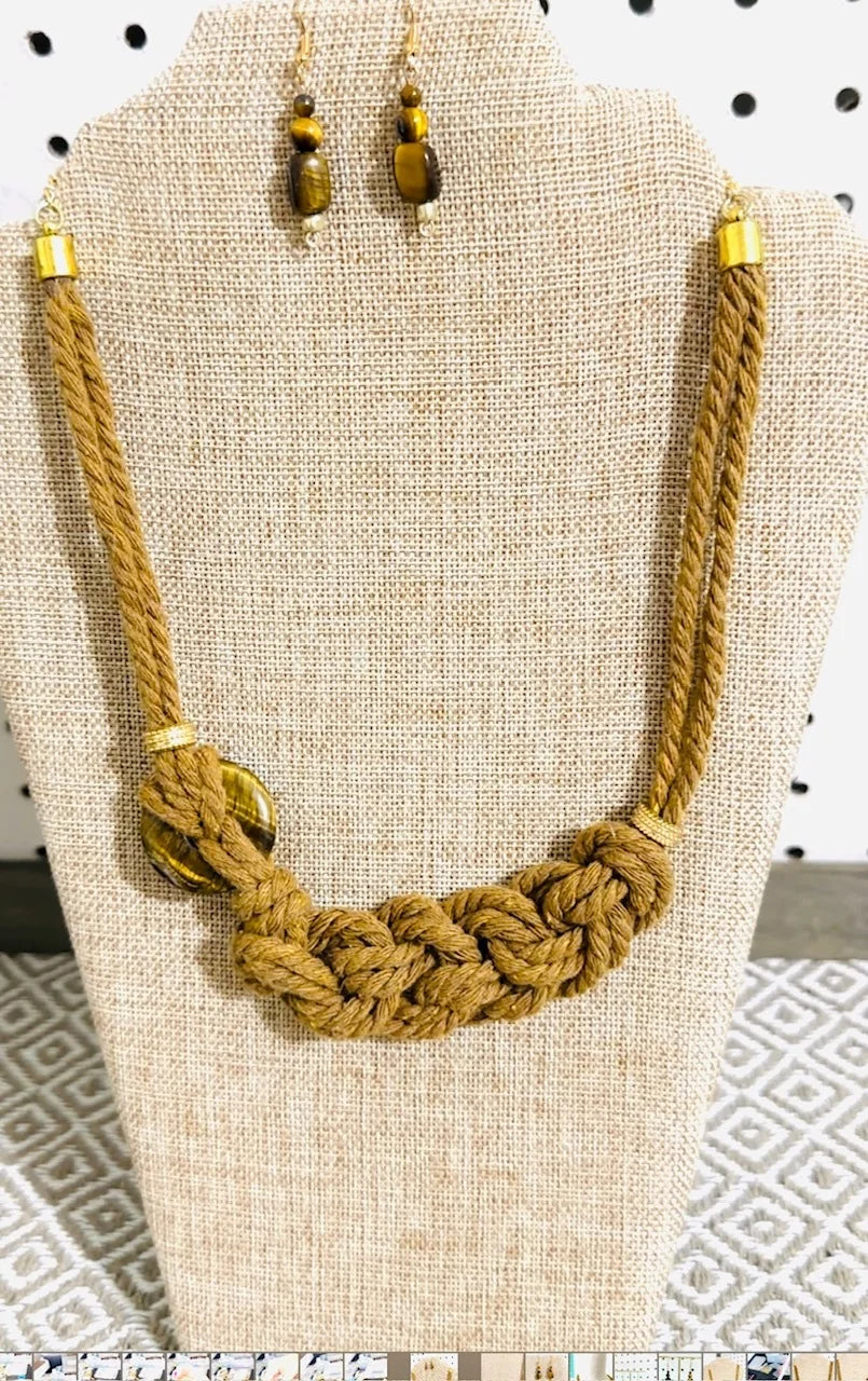 独特的花边装饰项链和耳环套装,配有虎眼石圆盘