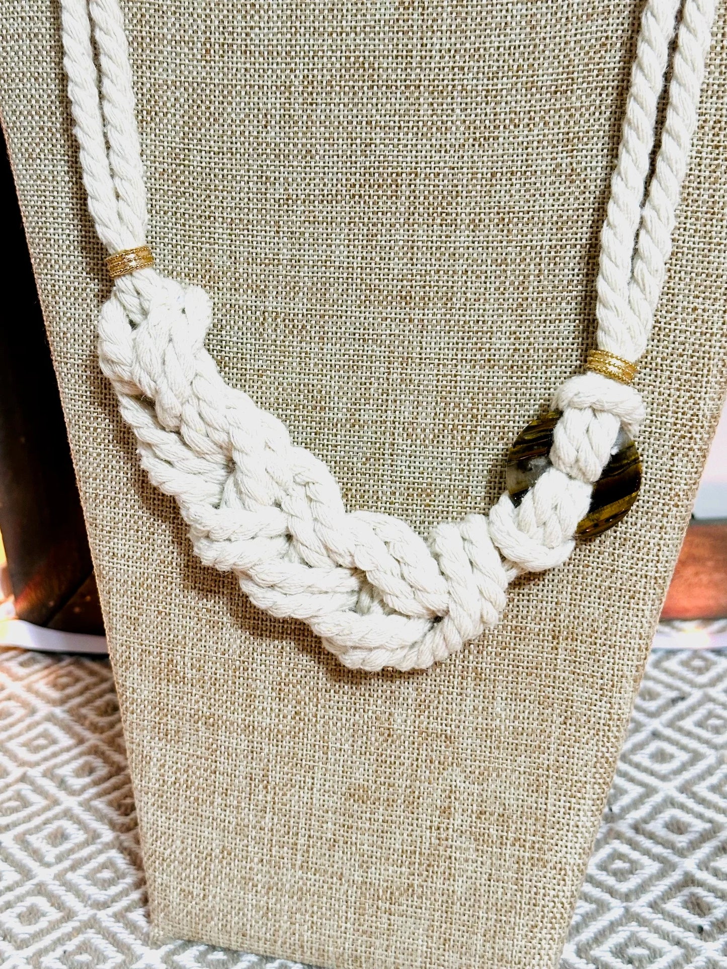 工匠制作的花边装饰独特项链和耳环套装