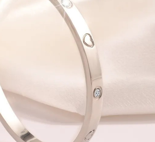 Brazalete Heartfelt Elegance en oro blanco